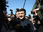 Im Kampf um das Präsidentenamt in der krisengeschüttelten Ukraine kommt es zur Stichwahl zwischen dem Komiker Wladimir Selenski (Bildmitte) und Amtsinhaber Petro Poroschenko. (Bild: KEYSTONE/APA/APA/HERWIG HÖLLER)