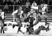 Ein Bild vom Dezember 1990: Ciriaco Sforza (rechts) wird von Lugano-Spieler Mauro Galvao vom Ball getrennt. (Bild: Keystone)