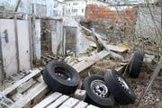 Allerlei Unrat ist auf dem Areal illegal deponiert worden.