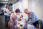Auch genäht wird im Repair Café im Zeughaus. (Bild: PD)