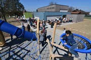 Grün und blau sind die beiden Kindergarten-Einheiten im Erdgeschoss erkennbar, grau darüber liegt der Mehrzwecksaal. (Bilder: Manuel Nagel)