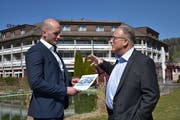 Silvan Siegenthaler (links) und Gemeindepräsident Christian Spoerlé setzen sich für den Verkauf des «Kapplerhofs» und eine gute Lösung für das attraktive Bauland ein.(Bild: PD)