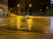 Die Situation am frühen Morgen: Die Strassen mussten wegen des Wassers gesperrt werden. (Bild: Stadtpolizei St.Gallen)