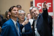 Oliver Imfeld (links), Angela Lüthold und Franz Grüter von der SVP-Parteileitung analysieren im Luzerner Regierungsgebäude eintreffende Wahlresultate. (Bild: Philipp Schmidli, 31. März 2019)