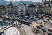 Beim Schwanenplatz wird im September der definitive Deckbelag eingebaut. (Bild: Boris Bürgisser, Luzern, 27. März 2019)