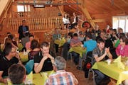 Toni Hässig (hinten stehend) lobt die Freiwilligenarbeit am ersten Dankeschönanlass der Gemeinde Oberhelfenschwil. (Bild: Cecilia Hess-Lombriser)
