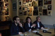 Die SP-Parteispitze mit David Roth (links), Priska Lorenz und Jörg Meyer informiert im Café Meyer die Medien. (Bild: Nadia Schärli (Luzern, 1. April 2019))