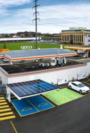 2018 hat die WWZ AG in Rotkreuz die erste Photovoltaik-Anlage der Region mit einer Schnellladestation in Betrieb genommen. Bild: PD