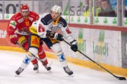 EVZ-Flügel Dennis Everberg (vorne): «Es macht mich nervös, draussen zu sitzen und zuzuschauen.» (Bild: Anthony Anex/Keystone (Biel, 26. Februar 2019))