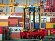 Chinas Industrie schafft im März wieder Wachstum. (Bild: KEYSTONE/EPA/FOCKE STRANGMANN)