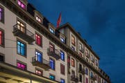 Grund für den mittlerweile beigelegten Streit: Die bunt beleuchteten Fenster des Hotels Schweizerhof. (Bild: Pius Amrein, Luzern, 30. August 2016)