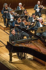 Der Pianist Oliver Schnyder mit der Südwestdeutschen Philharmonie. (Bild: Dominik Wunderli (Luzern, 31. März 2019)