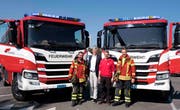 Die neuen Fahrzeuge mit Stadtpräsident Anders Stokholm und Feuerwehrkommandant Fabrizio Hugentobler (Mitte). (Bild: Andreas Taverner)