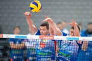 Thomas Zass (links, im Cupfinal mit Teamkollege Luca Weber) ist ein entscheidender Faktor für die aktuellen Erfolge von Volley Amriswil. (Bild: Adrien Perritaz/KEY)