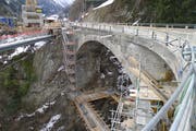 Bis Freitag, 5. April, ist die Intschialpbachbrücke für den Verkehr gesperrt. (Bild: PD)