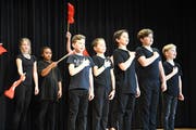 Die Theater-Kinder beim Rütli-Schwur. (Bild: Rita Kohn)