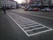 Die neuen Zweirad-Parkplätze auf dem Trottoir entlang der Nordseite des St.Galler Marktplatzes. (Bild: Reto Voneschen - 31. März 2019)