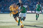 Der schnelle St. Galler Axel Bakayoko (vorne) stellte die Berner Abwehr um Kevin Mbabu (links) vor einige Probleme. (Bild: Claudio de Capitani/Freshfocus)