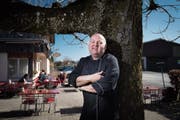 Freut sich auf die warmen Monate: Peter Fässler wirtet seit 20 Jahren im «Scheitlinsbüchel». (Bild: Benjamin Manser)