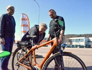 Beat Hausammann (rechts) von Bike and More erklärt den Besuchern das E-Bike mit Bambusrahmen. (Bild: Christoph Heer)