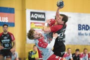 Der Zürcher Pascal Gantner (links) versucht, den sechsfachen Emmer Torschützen Mark Schelbert am Torschuss zu hindern. Bild: Dominik Wunderli (Emmen, 30. März 2019)