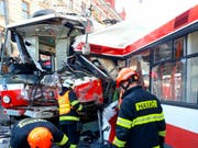 Rettungskräfte sind in der tschechischen Stadt Brünn im Einsatz, nachdem ein Bus und ein Tram frontal zusammengestossen sind. (Bild: KEYSTONE/AP/HZS JMK)