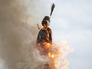 Aprilscherz des «Tages-Anzeigers»: Das Sechseläuten soll wegen zu hoher Emissionen ab sofort ohne Holzfeuer auskommen. (Bild: Keystone/PATRICK HUERLIMANN)