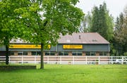 Diesen Reitstall im thurgauischen Mattwil hatte der sogenannte Reitstall-Betrüger gemietet. Allerdings zahlte er zum Schluss keine Miete mehr. (Bild: Andrea Stalder)