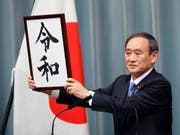 Die japanische Regierung hat am Montag den mit Spannung erwarteten Slogan der neuen Kaiserära bekanntgegeben. (Bild: KEYSTONE/AP/EUGENE HOSHIKO)