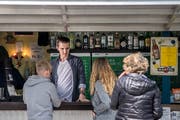 Noch herrscht kein Hochbetrieb: Max Sturm (20) nimmt an der Buvette im Inselipark Bestellungen entgegen. (Bild: Pius Amrein, Luzern, 1. April 2019)