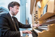 Baptiste-Florian Marle-Ouvrard an der Orgel der Pfarrkirche Unterägeri. (Bild: Patrick Hürlimann (31. März 2019))