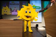 Die SVP-Sonne steht auf der Bühne neben Parteipräsident Albert Rösti, aufgenommen an der Delegiertenversammlung der SVP Schweiz, am Samstag, 30. März 2019, in Amriswil. (Bild: KEYSTONE/Gian Ehrenzeller)
