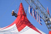 Arbeiten in luftiger Höhe: Selbst die Aufbauarbeiten auf dem Dach des Zelts gleichen einer artistischen Zirkusnummer. (Bild: Gianni Amstutz)