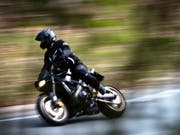 Mit 195 km/h in der Tempo-80-Zone unterwegs: Ein Motorradfahrer geriet am Wochenende in Lömmenschwil SG in eine Geschwindigkeitskontrolle der Polizei. (Bild: Keystone/DPA/PETER STEFFEN)