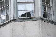 Die schadhaften Fenstersimse sollen mit Bleach eingefasst werden. (Bild: Martin Knoepfel)