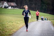 An der «Öpfel-Trophy» laufen die Teilnehmer auf der Suche nach Fähnchen zwei bis vier Kilometer. (Bild: Reto Martin)