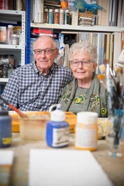 Anni und Nik Gantenbein sind beide leidenschaftliche Maler. (Bild: Mareycke Frehner)