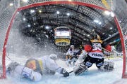 Der EVZ bestürmt das SCB-Tor: So soll es auch im Playoff-Final sein. (Bild: Peter Klaunzer/Keystone, Bern, 12. Januar 2019)