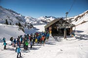 Anstehen, um transportiert zu werden: Wintersportler bei der Talstation des Engstlenlifts im Skigebiet Engelberg-Titlis. (Bild: Roger Grütter, 17. Februar 2019)