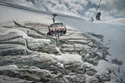 Touristen beim Titlisgletscher. (Bild: Pius Amrein, Titlis, 16. Juli 2015)