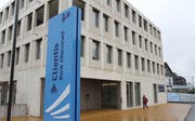 Der Neubau der Clientis-Bank setzt im Dorfbild einen Akzent.