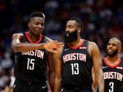 Ein sehr starkes Duo: Clint Capela (Nummer 15) und James Harden (13) von den Houston Rockets (Bild: KEYSTONE/FR170517 AP/TYLER KAUFMAN)