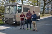 Adrian Hunziker, Adrian Schibli und Roman Bänninger vor ihrem Wohnmobil, das früher einmal ein Postauto war. (Bild: PD)