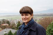 Angelika Margadant lässt den Blick gern schweifen, auch über die Grenzen des eigenen Wohnorts hinaus. Regional zu denken, hält sie für entsprechend wichtig. (Bild: Gert Bruderer)