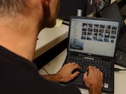 Das Bundesgericht hat die Verurteilung eines Mannes bestätigt, der im Internet live den Missbrauch von Kindern mitverfolgte. (Symbolfoto) (Bild: KEYSTONE/MARTIAL TREZZINI)