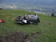 Nach dem Flug über 20 Meter war das Auto schrottreif. (Bild: Kapo GR)
