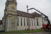 Auf dem Klosterplatz steht seit gestern eine Fichte. (Bild: Emma Wolf)