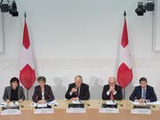 Freude beim Bundesrat über das Nein zur Abschaffung der Heiratsstrafe am 28. Februar 2016. Das Bundesgericht entscheidet, ob die Abstimmung wiederholt werden muss. (Bild: KEYSTONE/LUKAS LEHMANN)