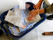 Das Stimmvolk muss ein weiteres Mal über die Heiratsstrafe befinden. (Bild: KEYSTONE/WALTER BIERI)
