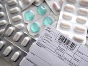 Die Annahme von geldwerten Vorteilen bei verschreibungspflichtigen Medikamenten ist ab 2020 verboten, wenn durch sie die Wahl der Behandlung beeinflusst werden kann. (Bild: KEYSTONE/APA/HEF/HELMUT FOHRINGER)